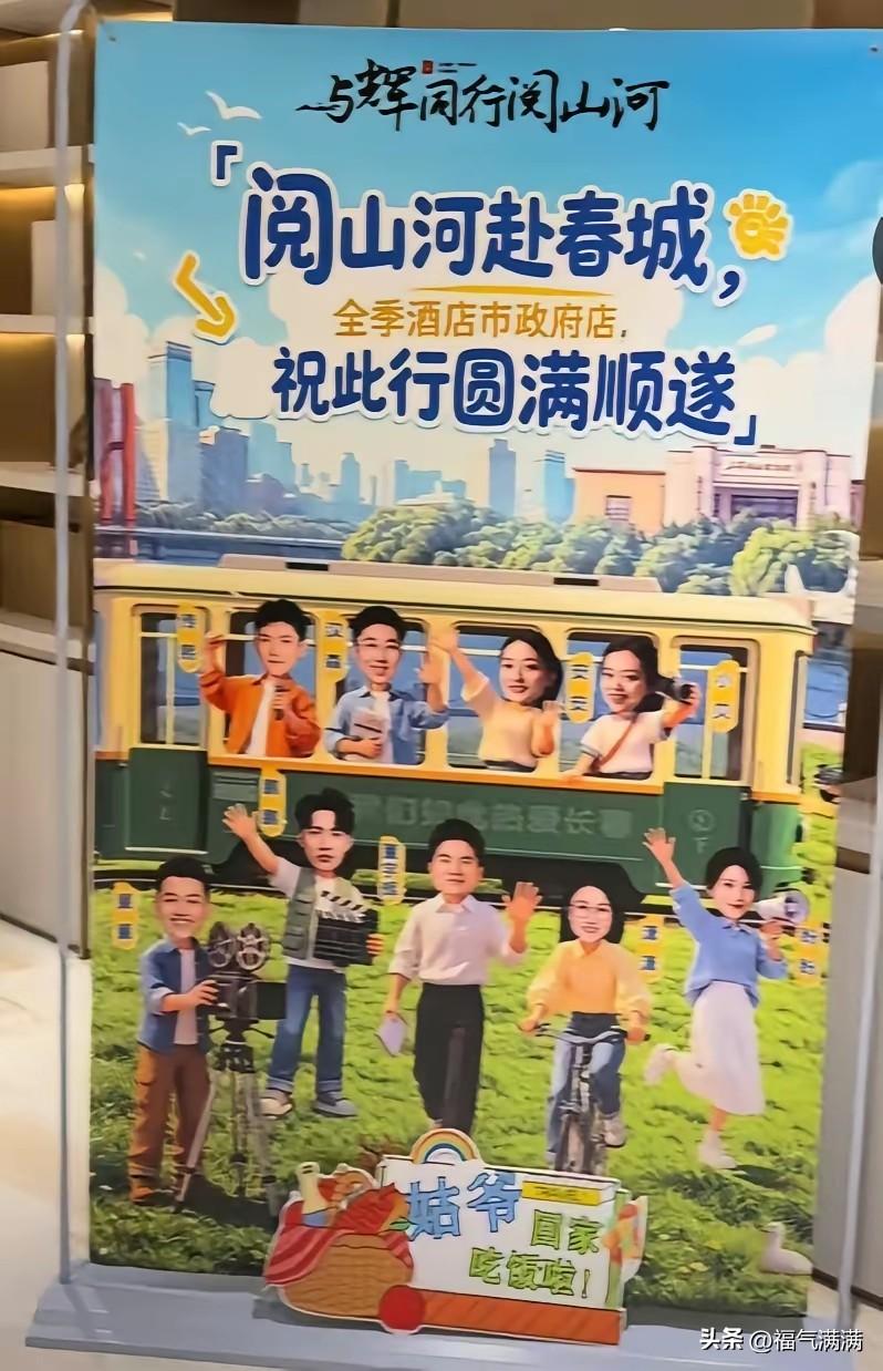 董宇辉真是谜一样的存在，
昨晚他满打满算就播了50分钟，
正经产品没听他讲几句，