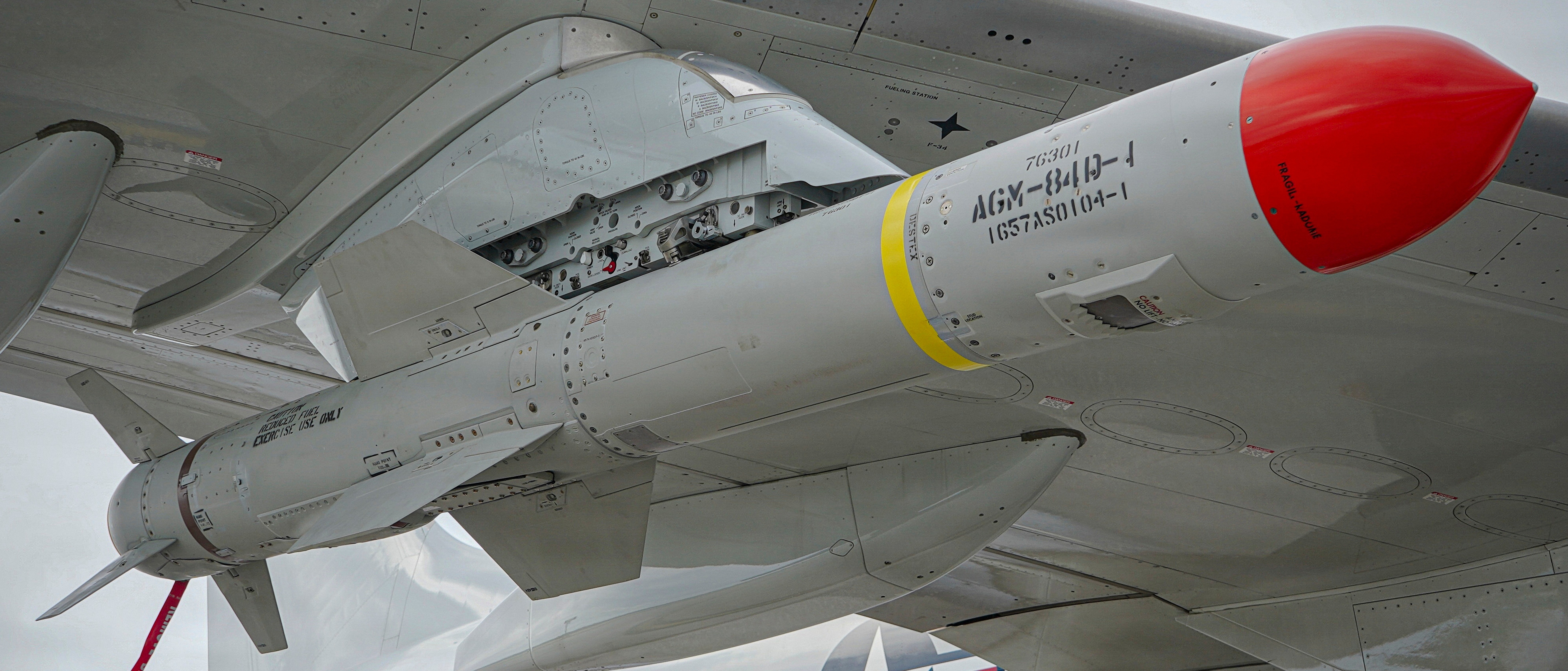 P-8A反潜机挂载AGM-84D-1，弹体表面写着Reduced Fuel，Ex