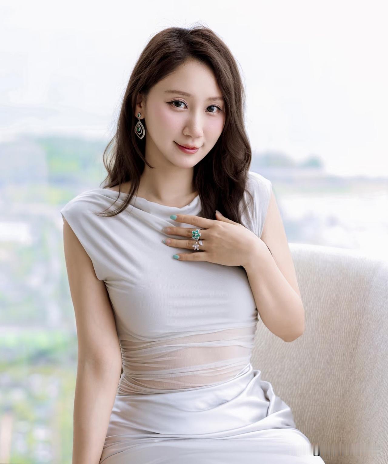 行香子·雅姿
 
软袂凝霜，翠饰流光。卷柔丝、漫倚华堂。
眸含秋水，唇漾清芳。看