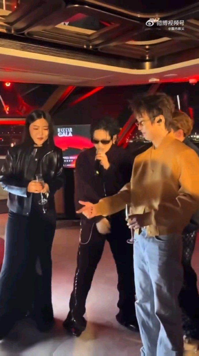 周震南搂着苏翊鸣唱BBB谁看了不喊一句绝！周震南苏翊鸣同框唱 BBB，全场焦点 