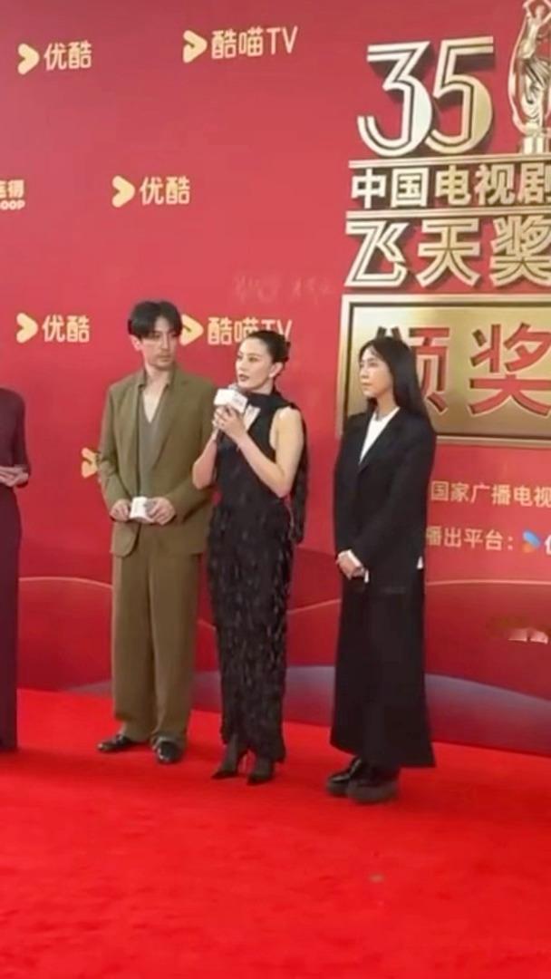 高圆圆穿恨天高走飞天红毯高圆圆红毯穿那么少不冷吗飞天奖红毯现场，高圆圆踩着恨天高
