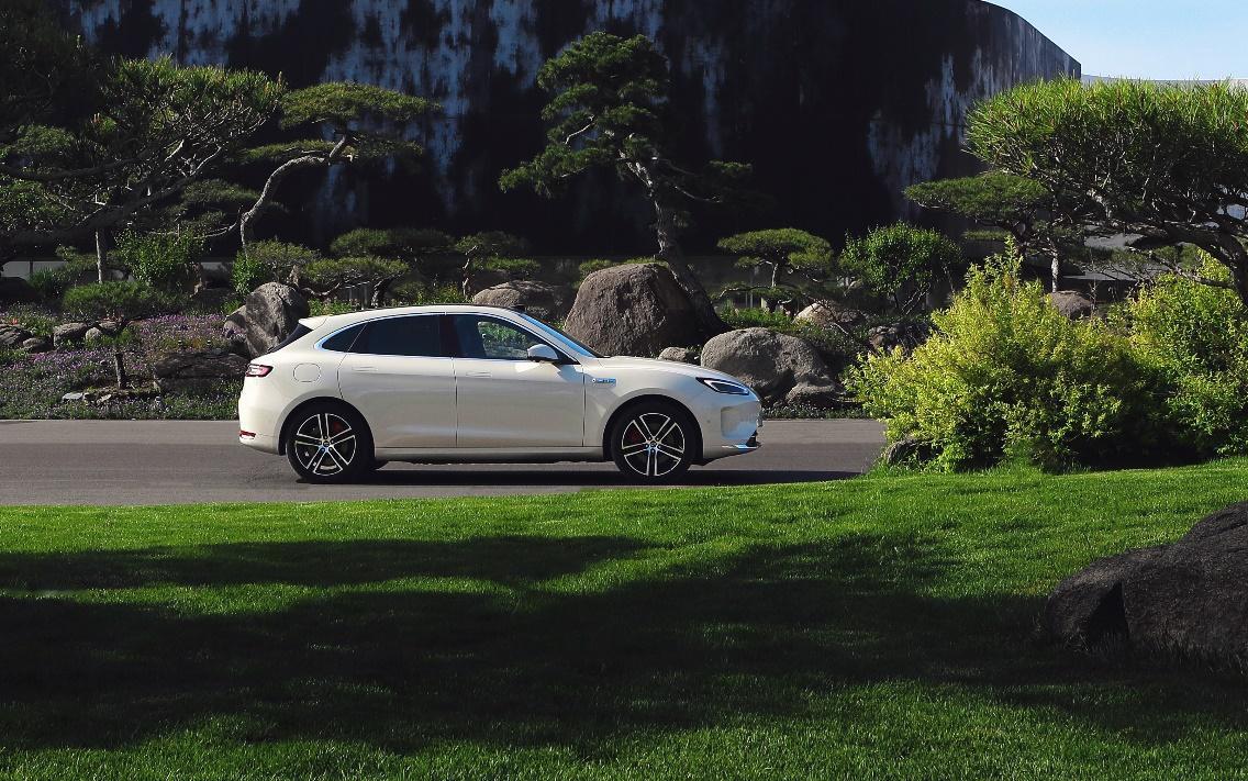 暑期的景区真是不能去，人多、车多，我开着问界新M5 Ultra在景区停车场停车时