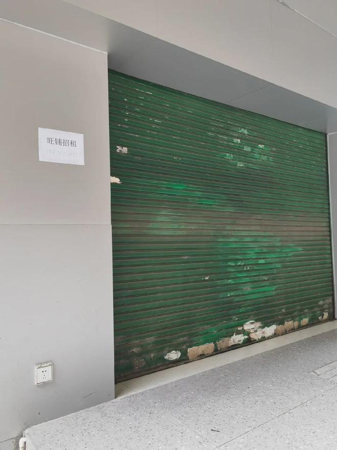 餐饮品类跟风店闭店率高3.7倍盲目追风口开餐厅，往往红得快凉得更快。新店没几个月