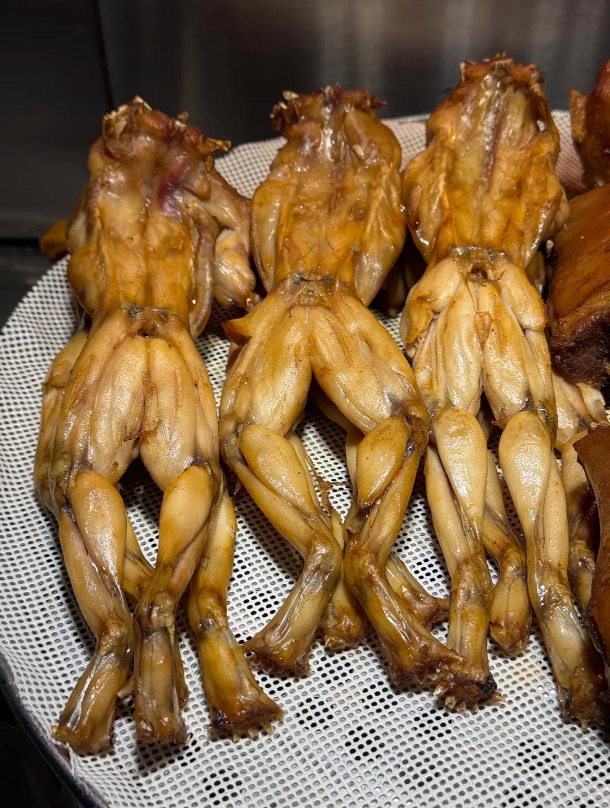 海南夜市人来人往，各地特色小吃都有，这牛蛙看上去像一个肌肉男唉。据说海南遍地东北