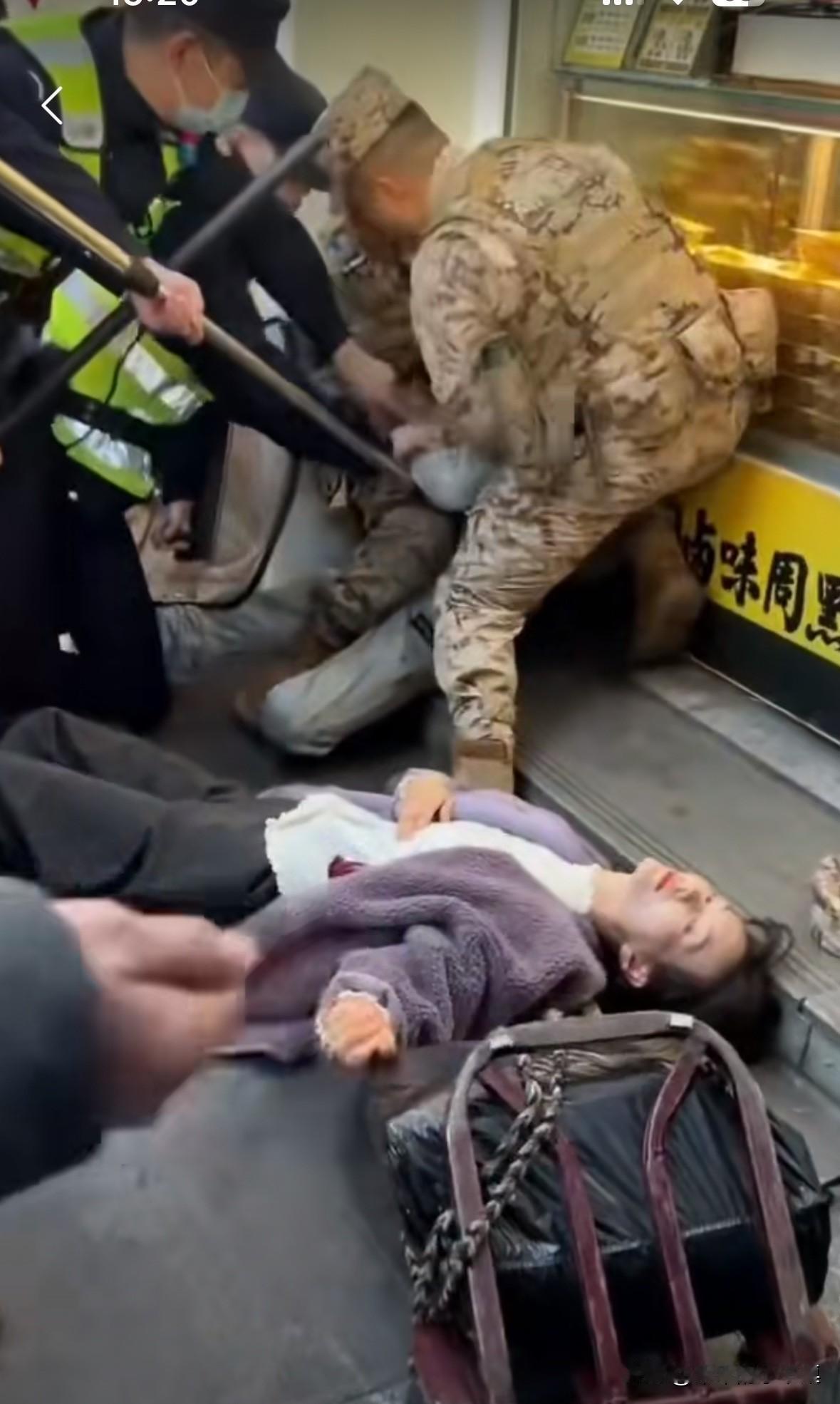 男子与商家发生矛盾，争吵了起来，一女子过来劝架，男子直接捅了女子一刀。
女子直接