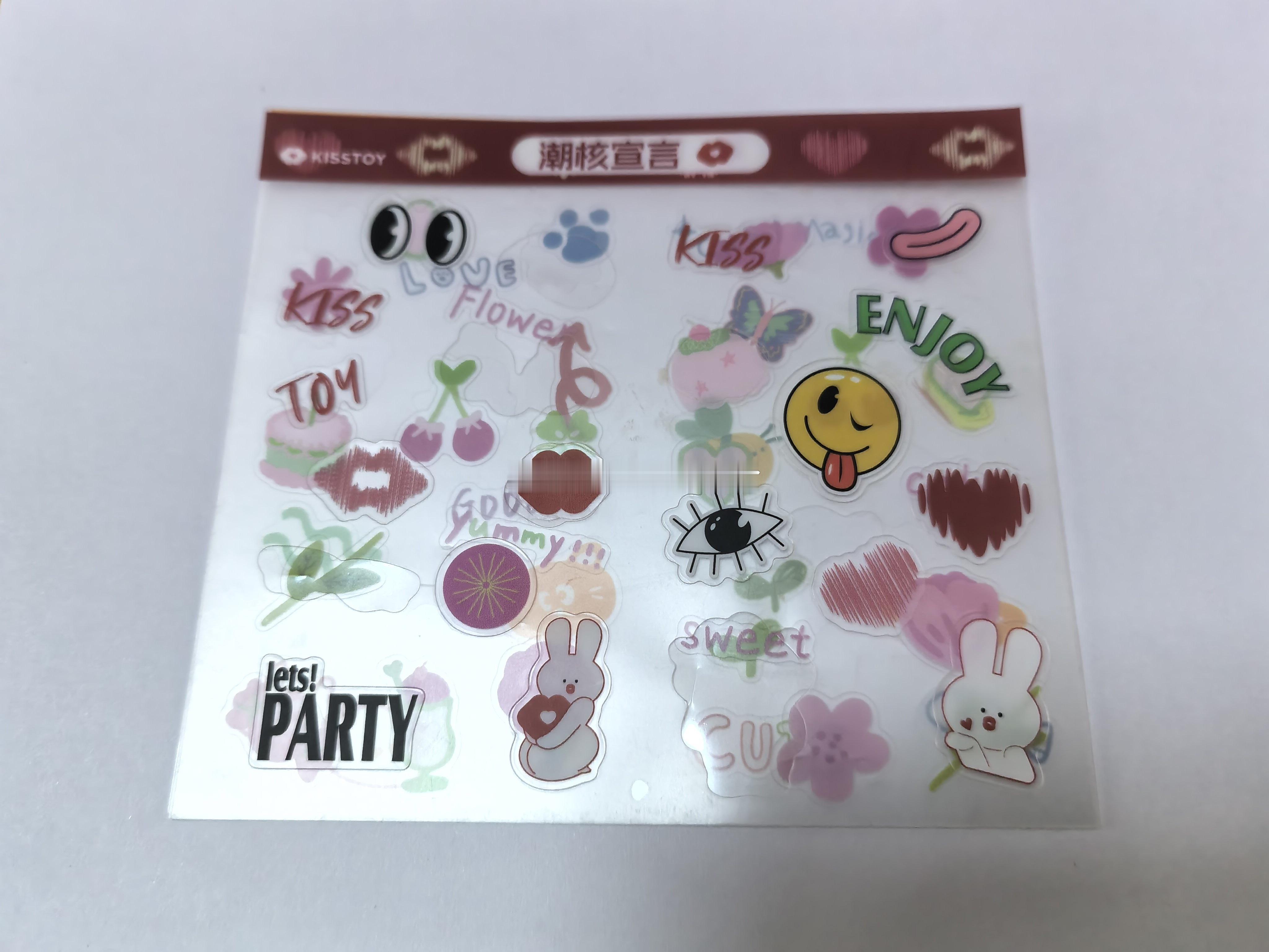 我把贴纸拿给小孩玩，然后自己多看了一眼，发现上边怎么又是嘴唇，又是kiss，又是