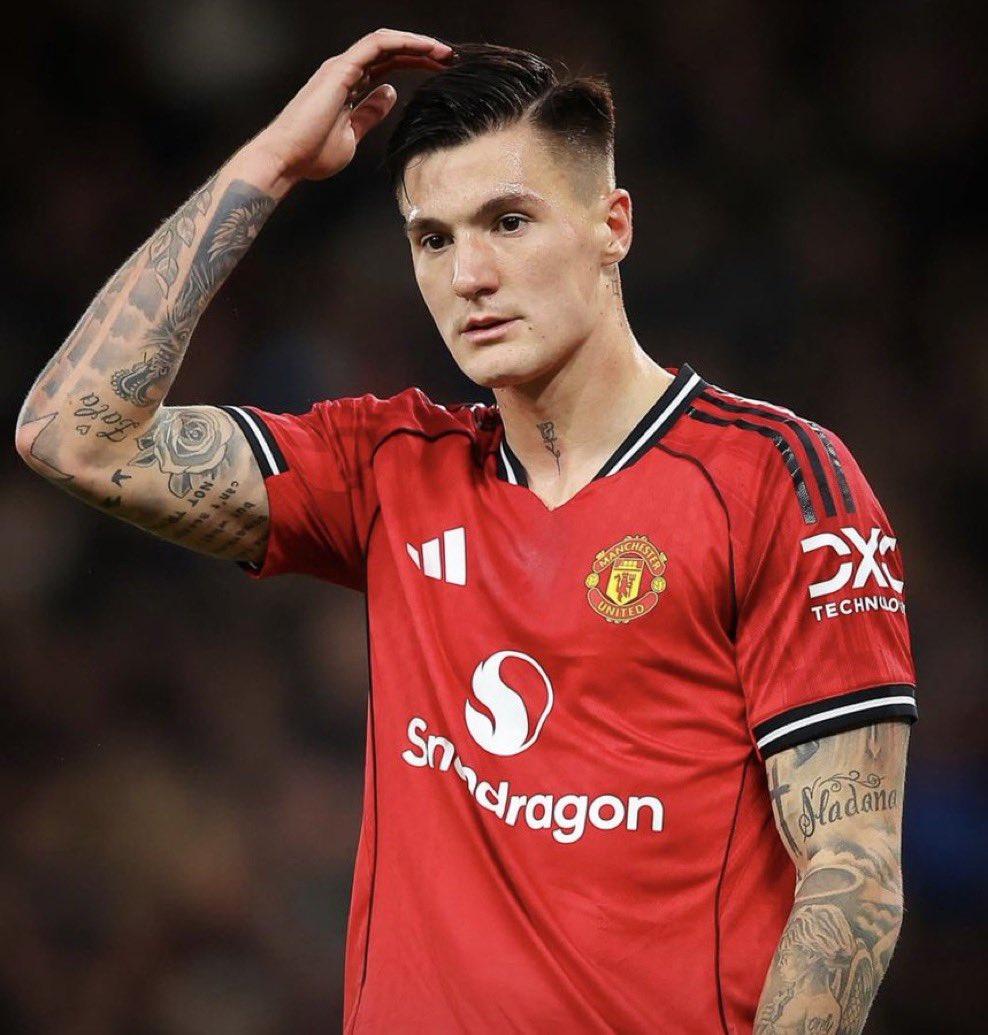 【谢什科伤缺一个月】天空体育报道，谢什科因在热刺的比赛中受伤，将至少缺阵一个月。