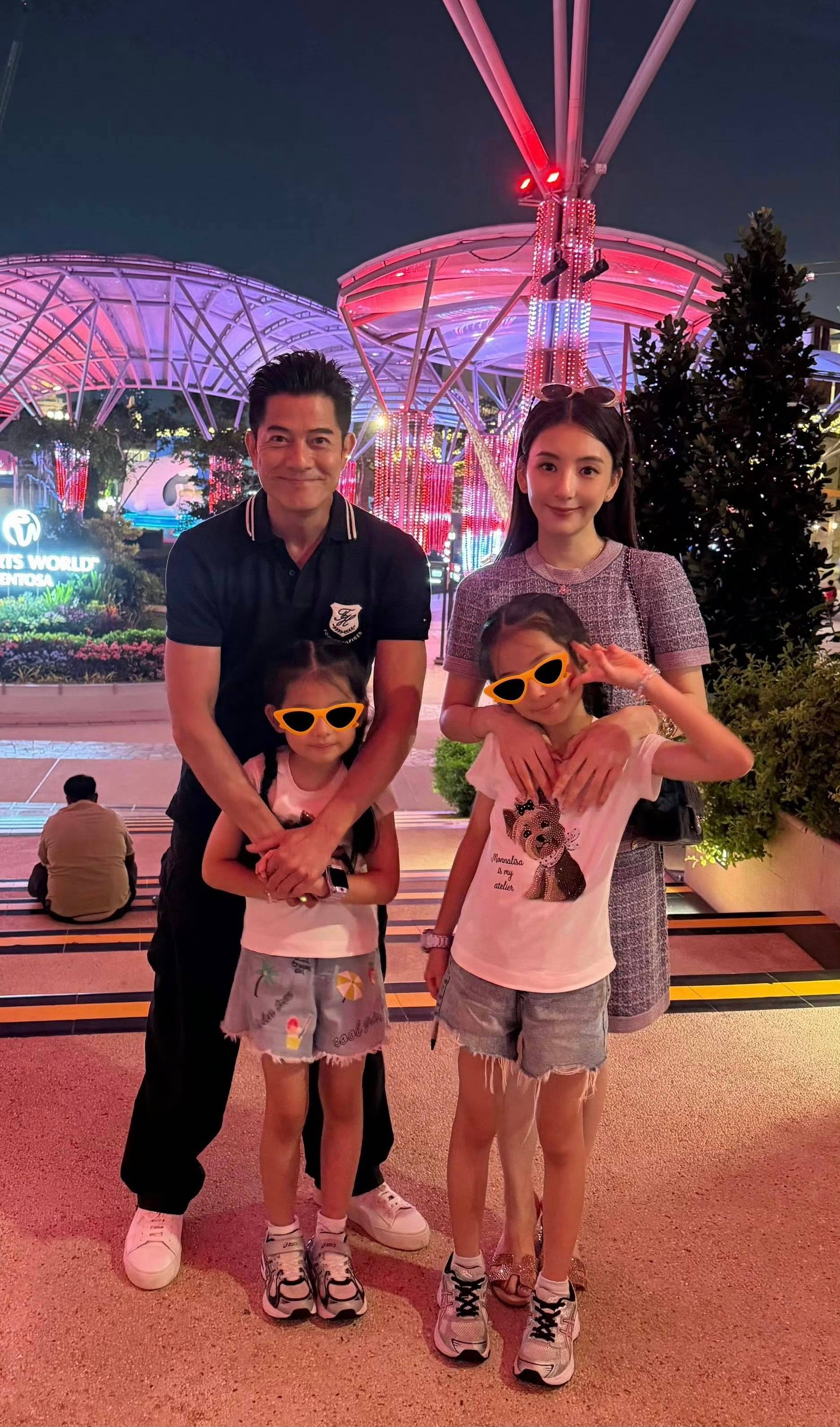 方媛晒一家五口旅行照放下天王身份！郭富城陪妻女出国度假，方媛晒全家福三个女儿清晰