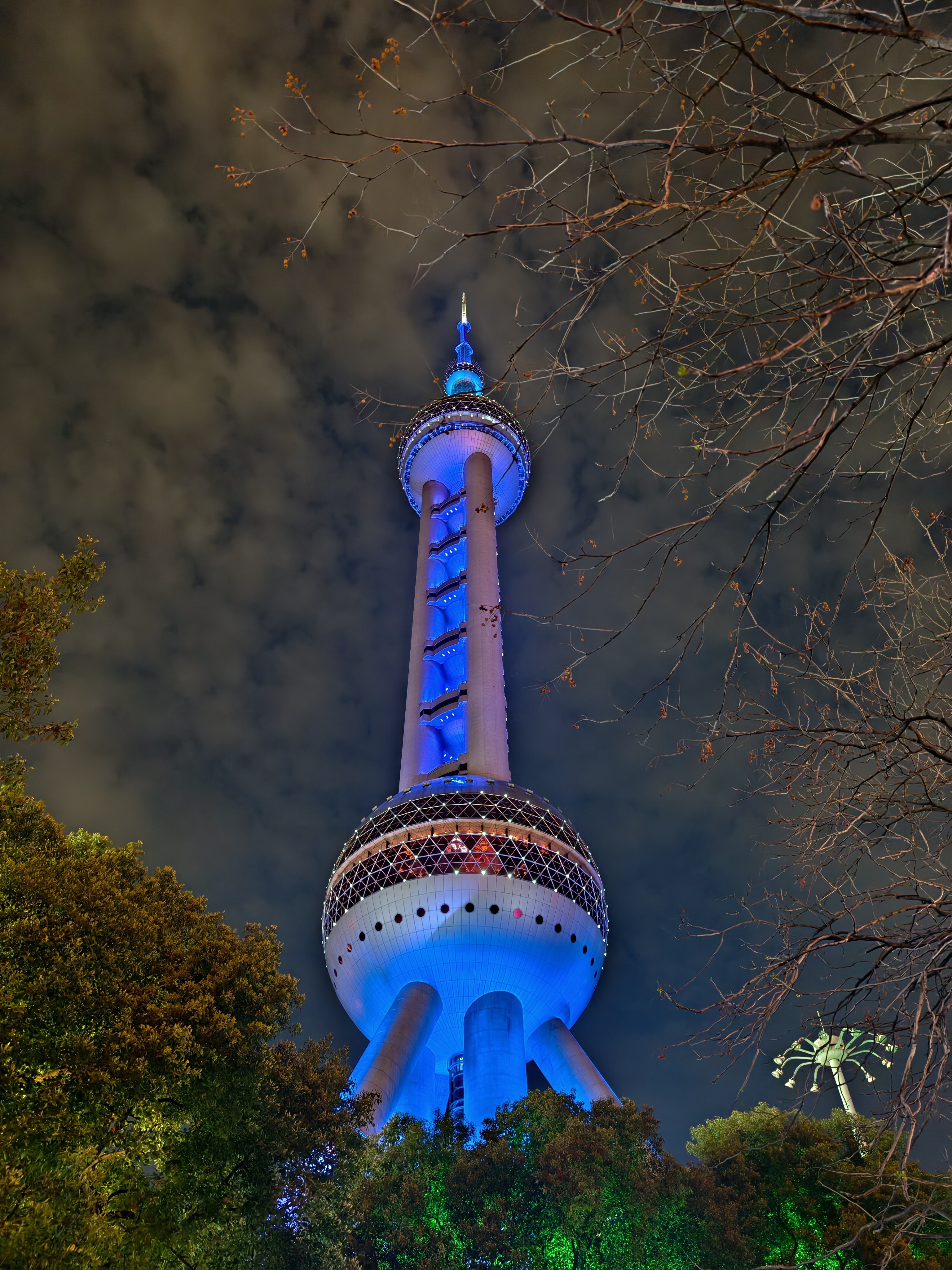 以前都是从外滩来拍东方明珠，这次直接到东方明珠脚下来拍，也是别有一番风味