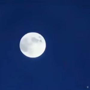 见过凌晨的天  也曾见过无忧无虑的自己 可是后来凌晨的天空常见 却再也不见曾经那