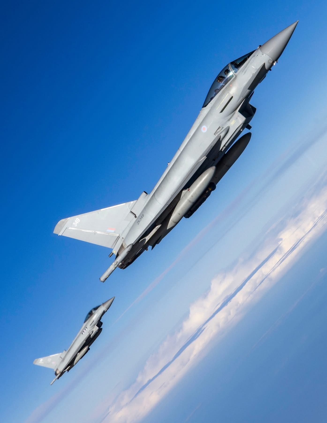 今日台风 午安，英国皇家空军（RAF）台风空对空摄影 军用飞机信息汇 图中后面的