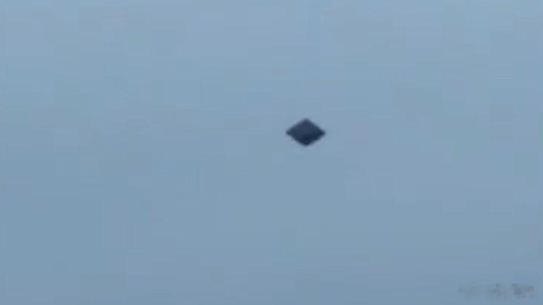 墨西哥城上空的这个深灰色“钻石”，这两天刷屏了。飞行员和市民的视频拍得清清楚楚，