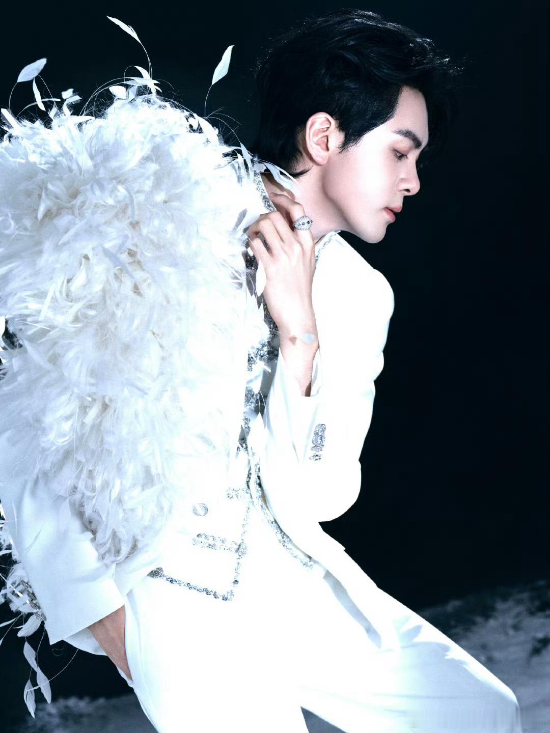 曾舜晞微博之夜出图曾舜晞微博之夜出图，特别定制西装➕高级珠宝！身穿CHENEY 