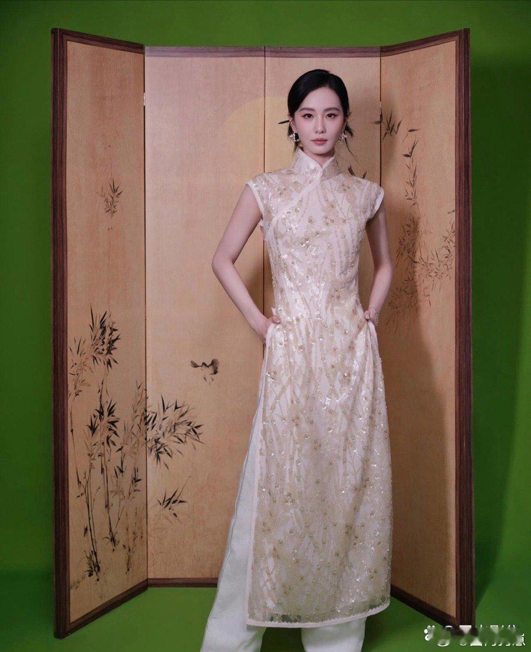 被刘诗诗的旗袍美照狠狠惊艳，身段温婉、气质清冷，把中式优雅演绎得淋漓尽致。 