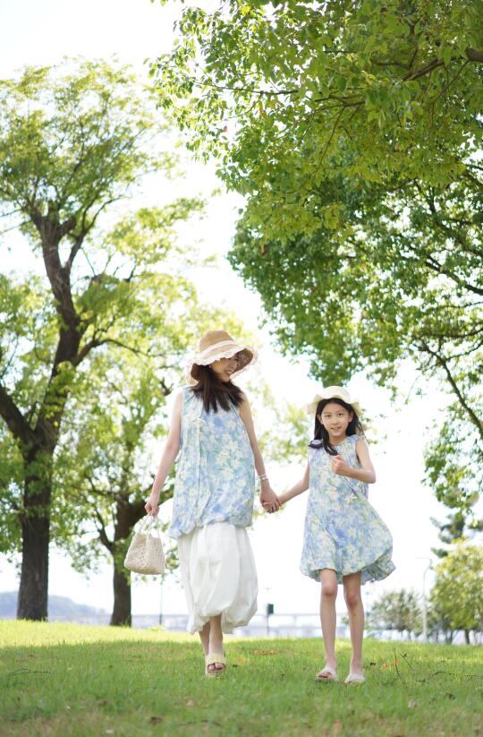 草坪亲子照动作分享 | 和女儿一起做小姐妹～