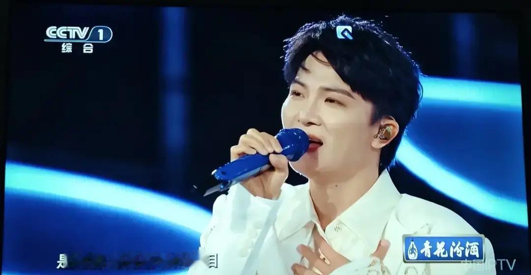 春晚连唱八首，老公问：这姑娘谁？
 
我直接笑到手机掉地。陪我看大湾区新年音乐会