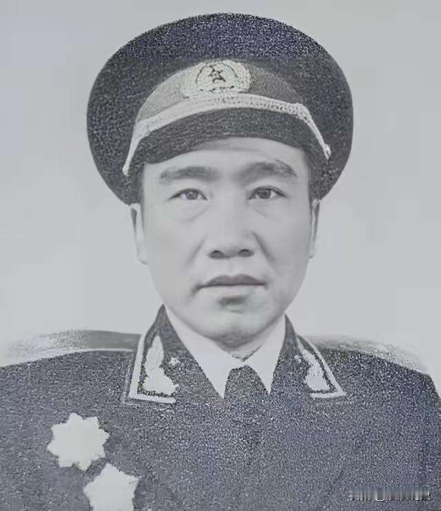 1955 在举行授衔仪式之际，他竟猛地一把扯下肩章，而后扬长离去，紧接着便立下了