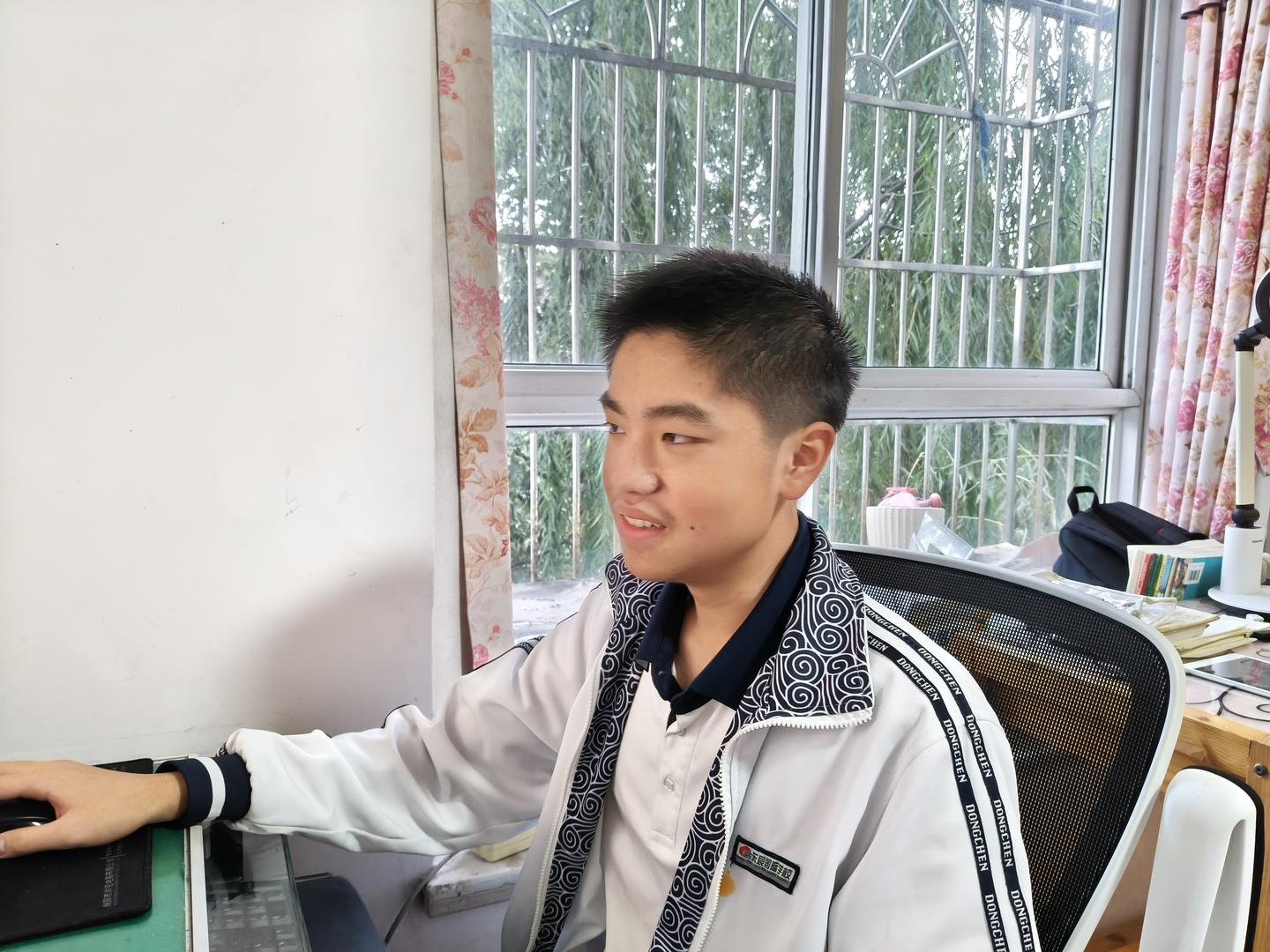 高考超常发挥30多分 四川男孩和工程师父亲淡定回应：我是黑马”