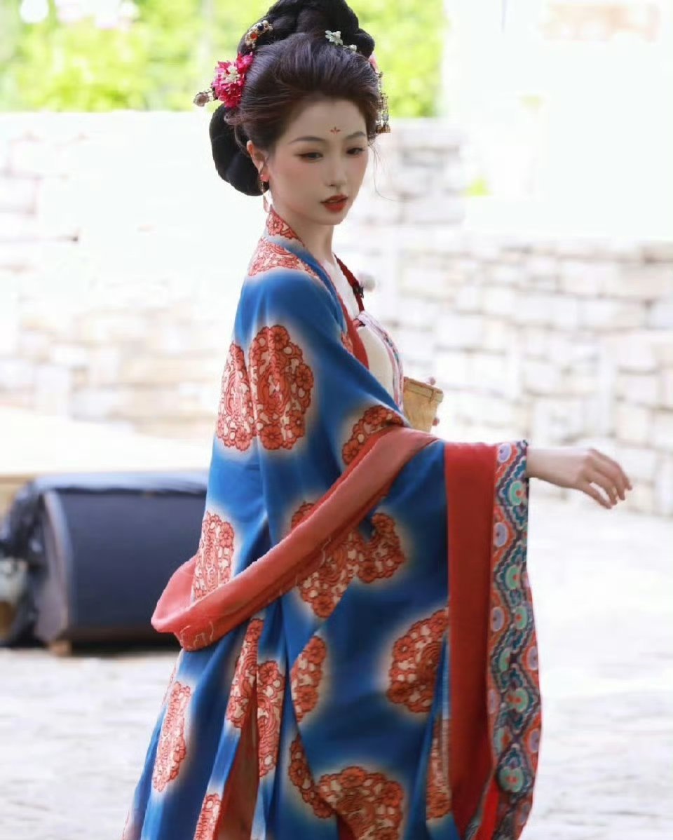 🍉卢昱晓要演《明月曾照小重山》，导演朱锐斌。这个饼之前传过虞书欣、陈都灵 