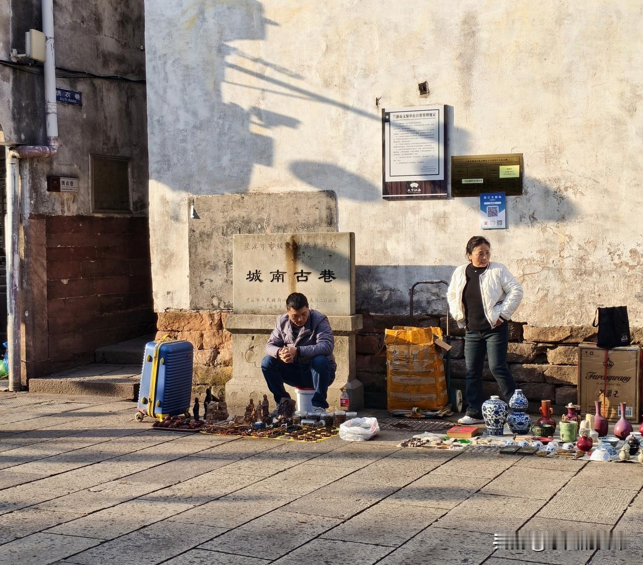 在外面旅游时，我们不管住车上，还是酒店，都会选择在老城、公园或风景好的江边。

