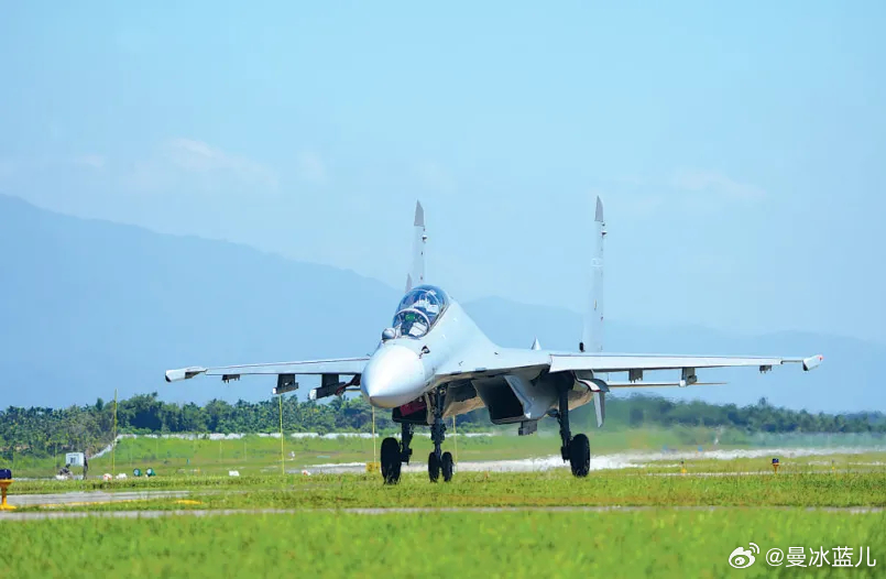 冰薇甜儿[超话] 近日，南部战区空军某部开展飞行训练。致敬中国军人武器装备 ​​