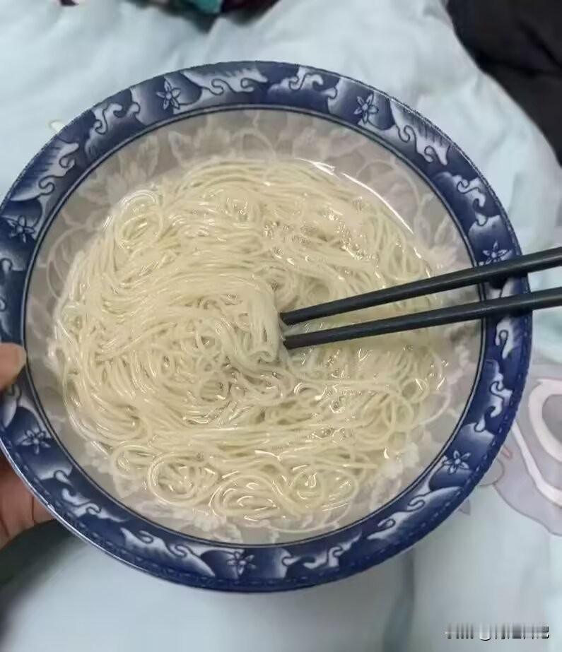 下午2：30，A股三大指数集体“高台跳水”，动作整齐得像排练过——上证、深证、创