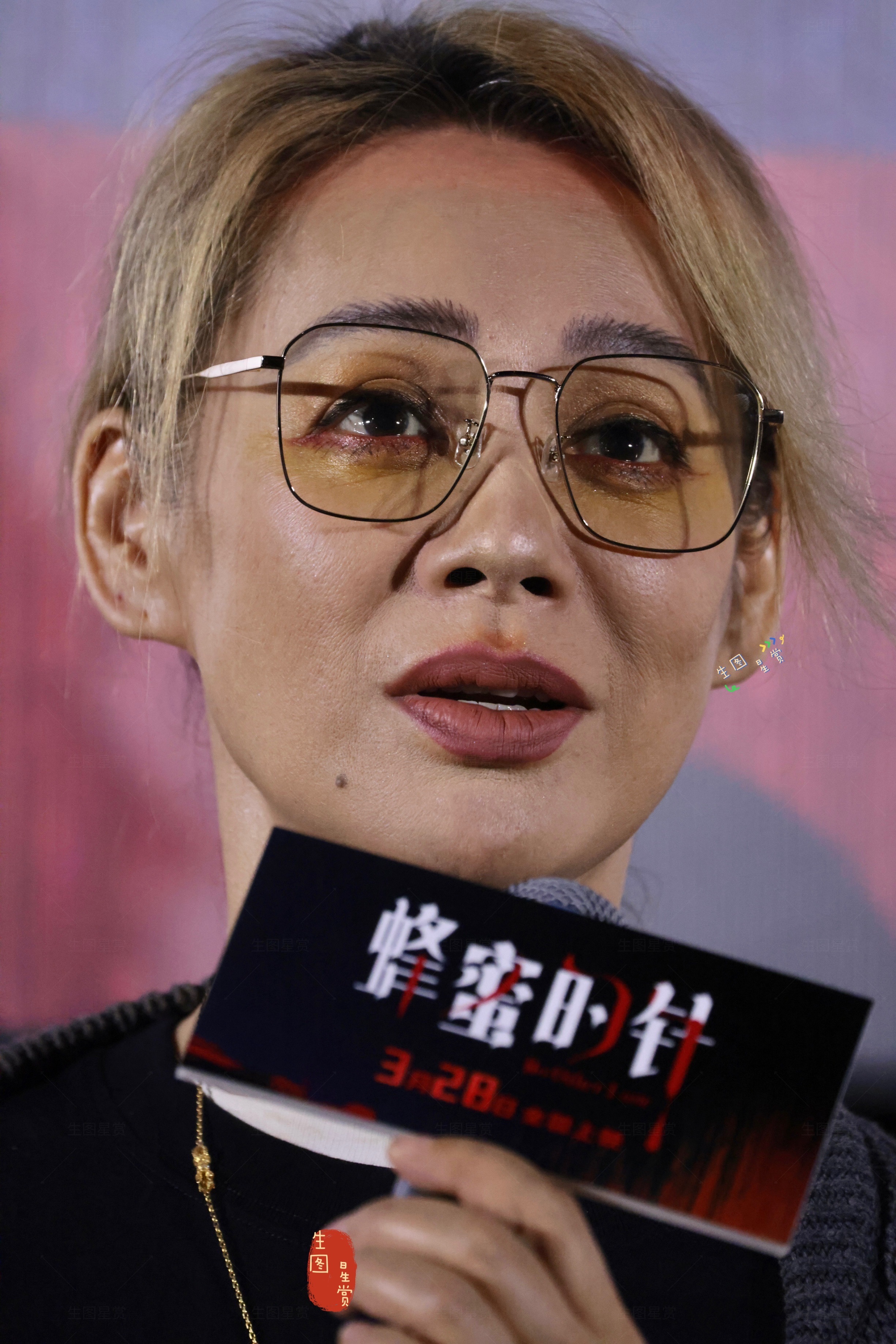 宁静蜜蜂的针追剧团生图高智感的姐姐，自带飒气电影蜜蜂的针