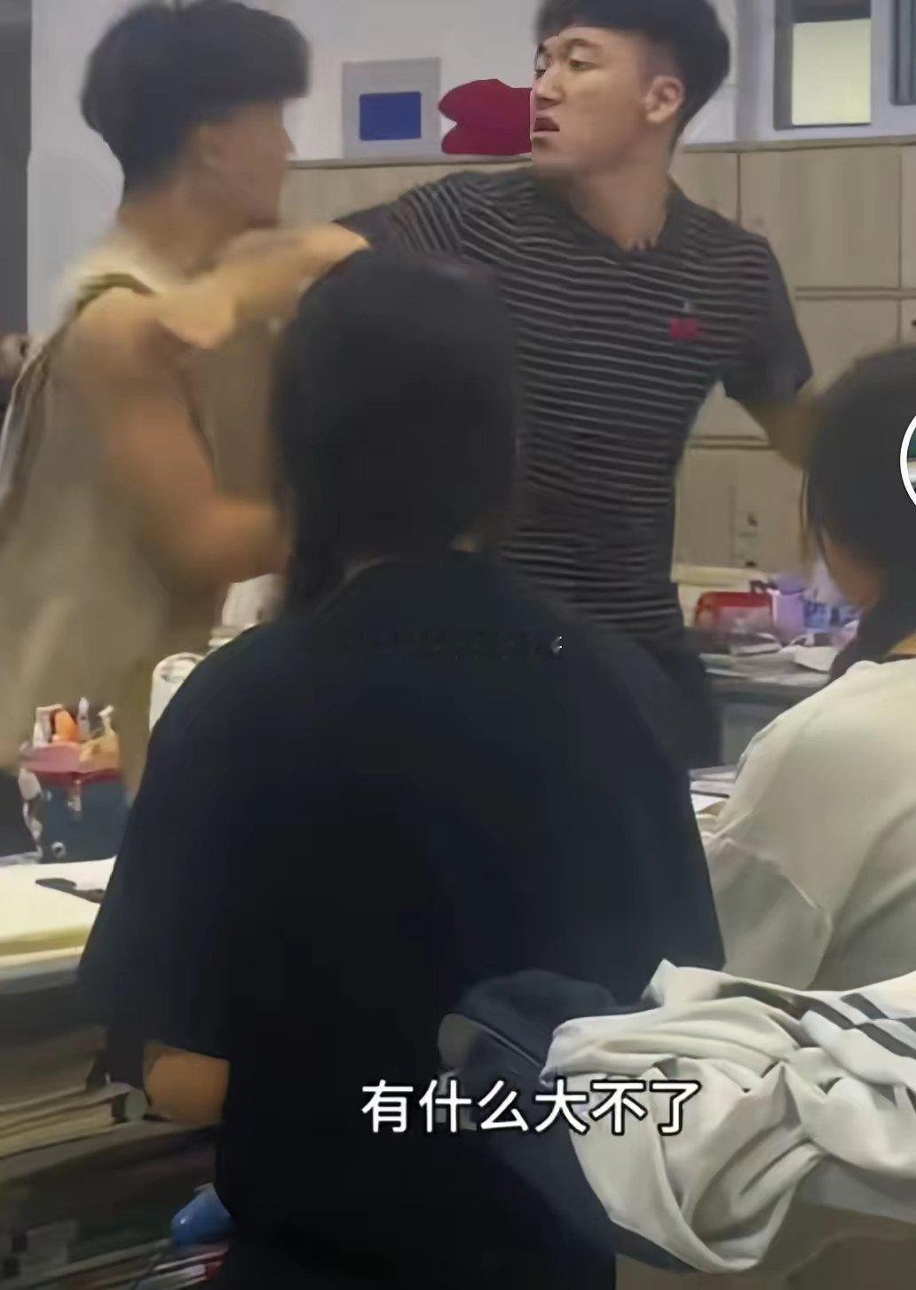 浙江一位男老师因为离婚患上抑郁症，想请假修养一段时间。去班里上最后一节课时，两个
