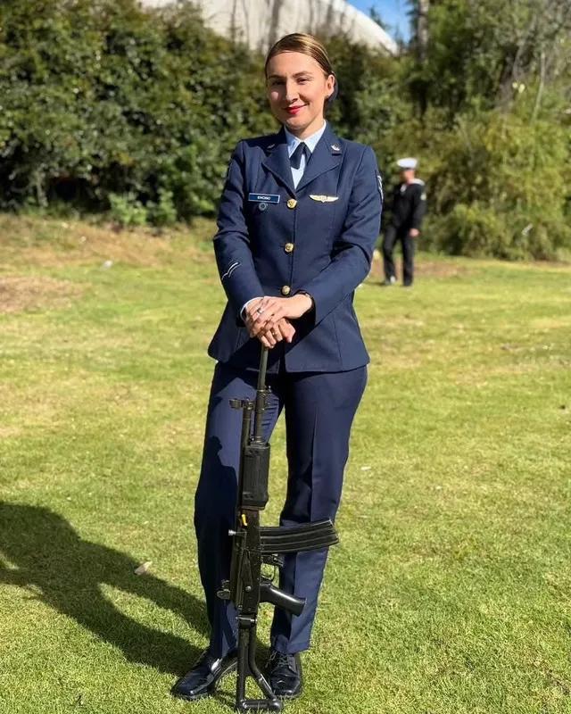 哥伦比亚空军女兵与加力尔步枪