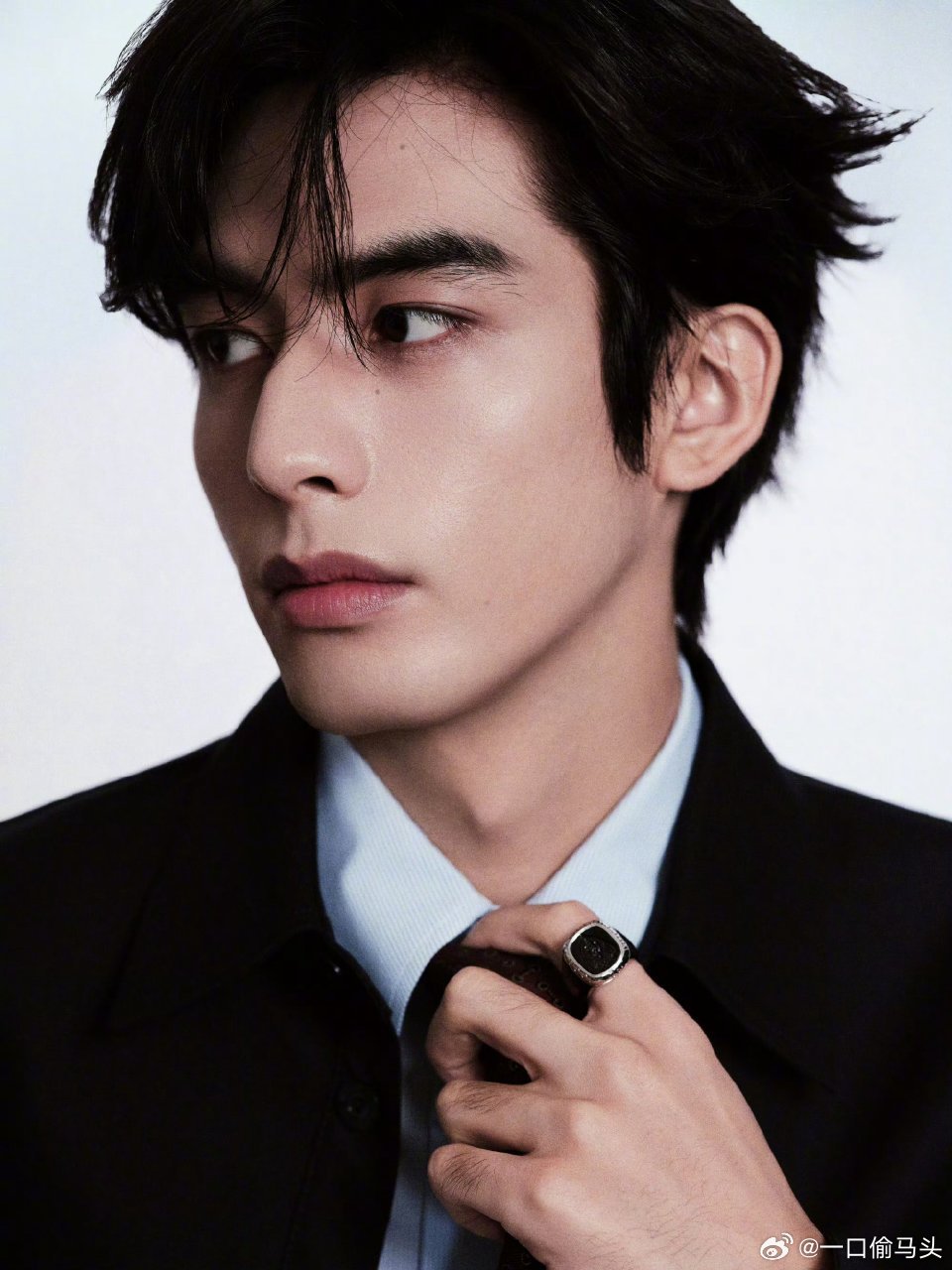 宋威龙认证自己的左脸很帅骨相立体五官精致，宽肩长腿身材超顶，简直就是建模怪来的。