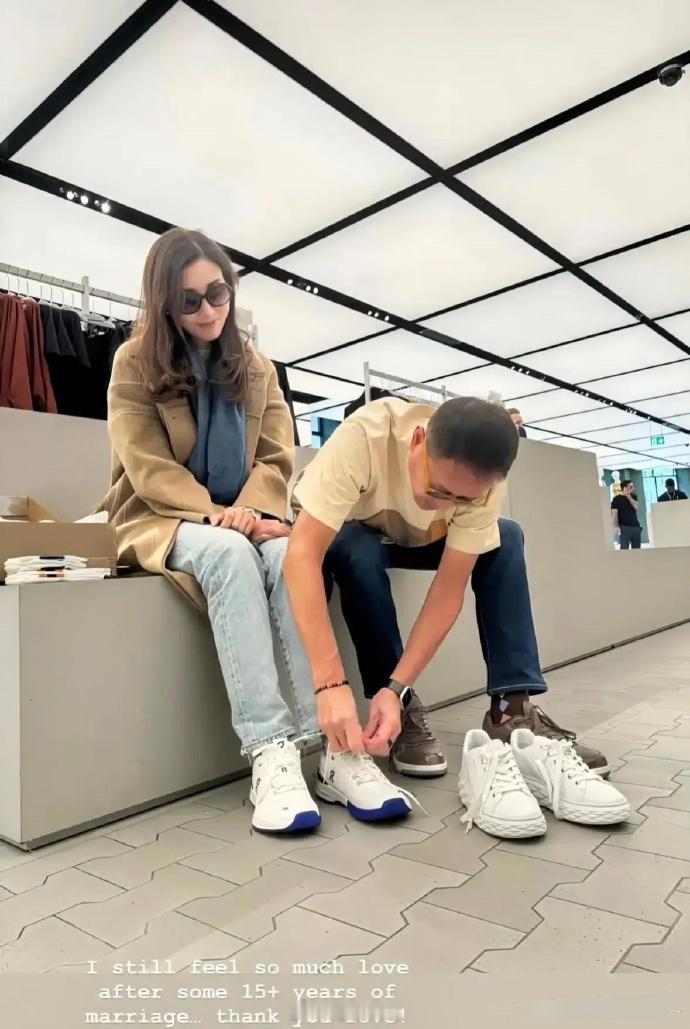 李嘉欣：男人爱我爱到不行 这个动作自拍还能信点，但明显是摆拍，许晋亨弯腰系鞋带时