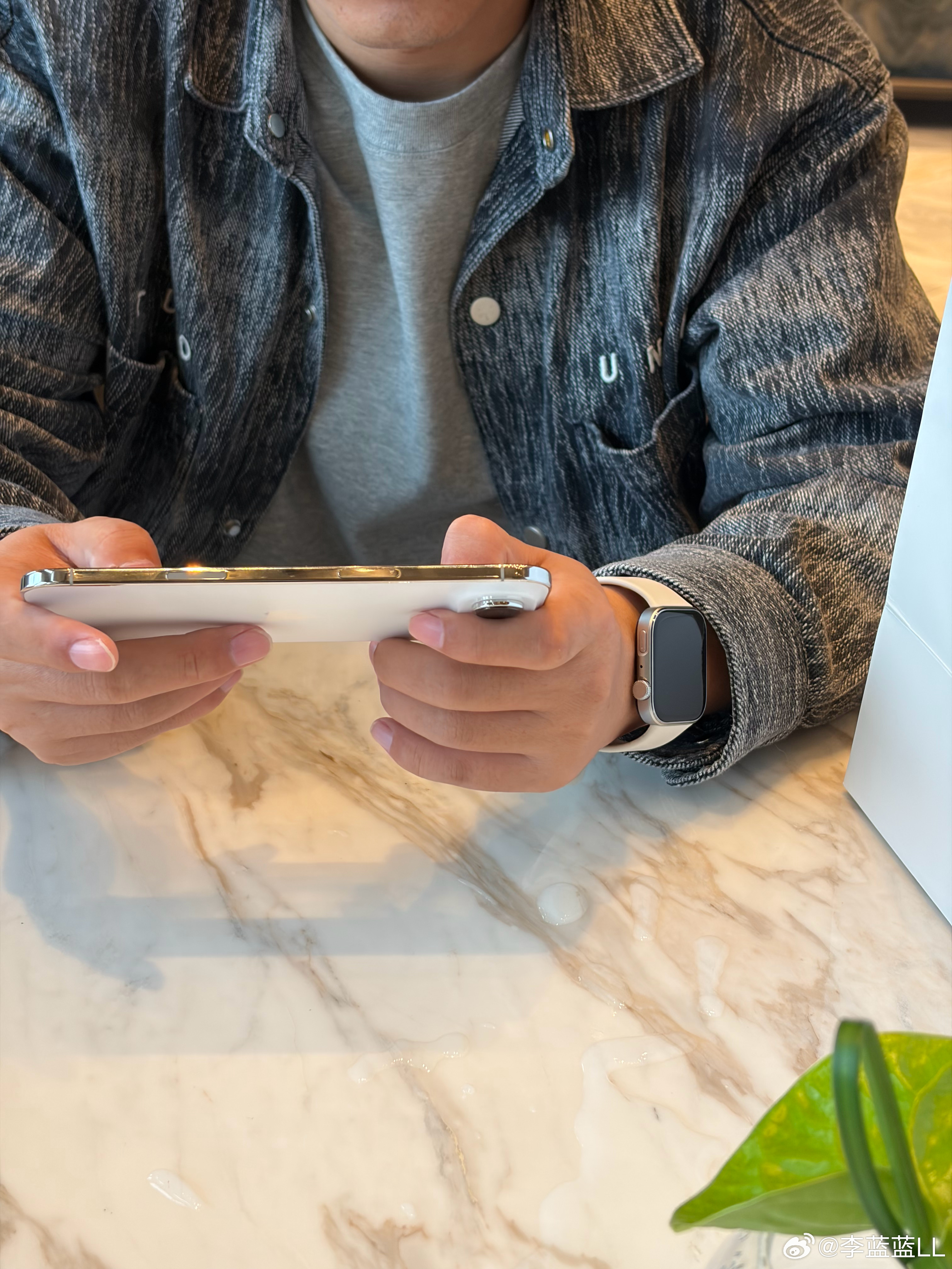 好像某位大V今天解封了。 