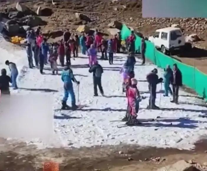 印度人造了个“世界级滑雪场”。但滑完全程，只要10秒。
 
你看到的宣传片里是皑