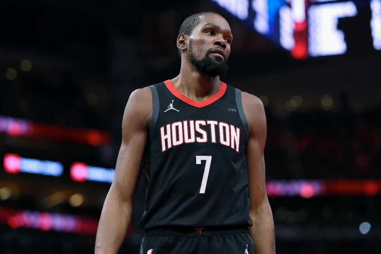 杜兰特谈到本场30-7的快攻得分对比：“如今，联盟中很多球队都在投射远距离三分球