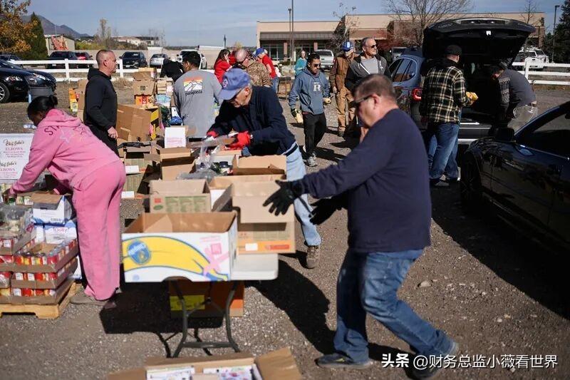 美国总统说给每个美国人发3000美元，显然是在画饼。美国3.4亿人口， 2000