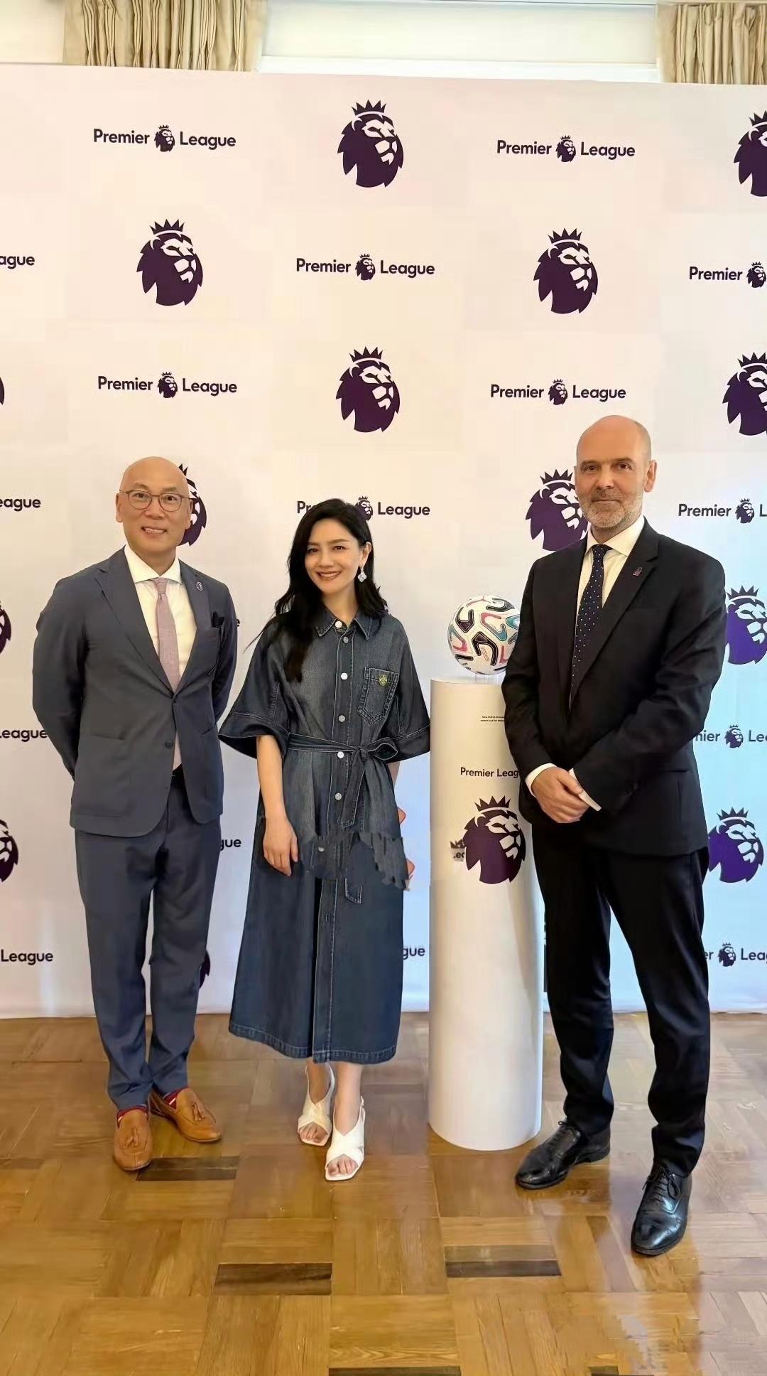 胡可现身英国驻华使馆，她一身蓝色牛仔连衣裙优雅端庄，白色高跟鞋彰显高贵气质，50