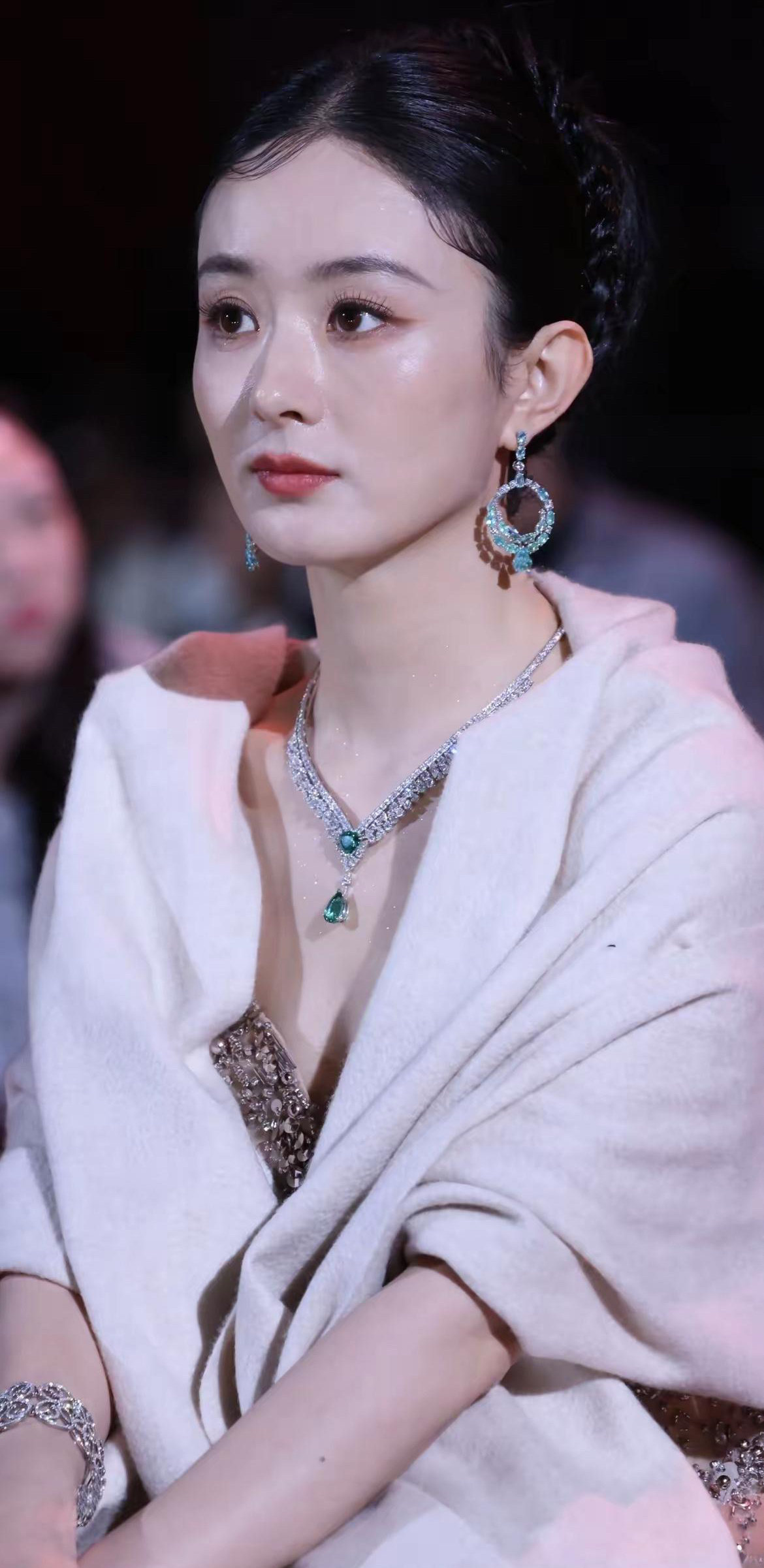赵丽颖活动生图。她每次出来都有种微商女强人的气质。 ​​​