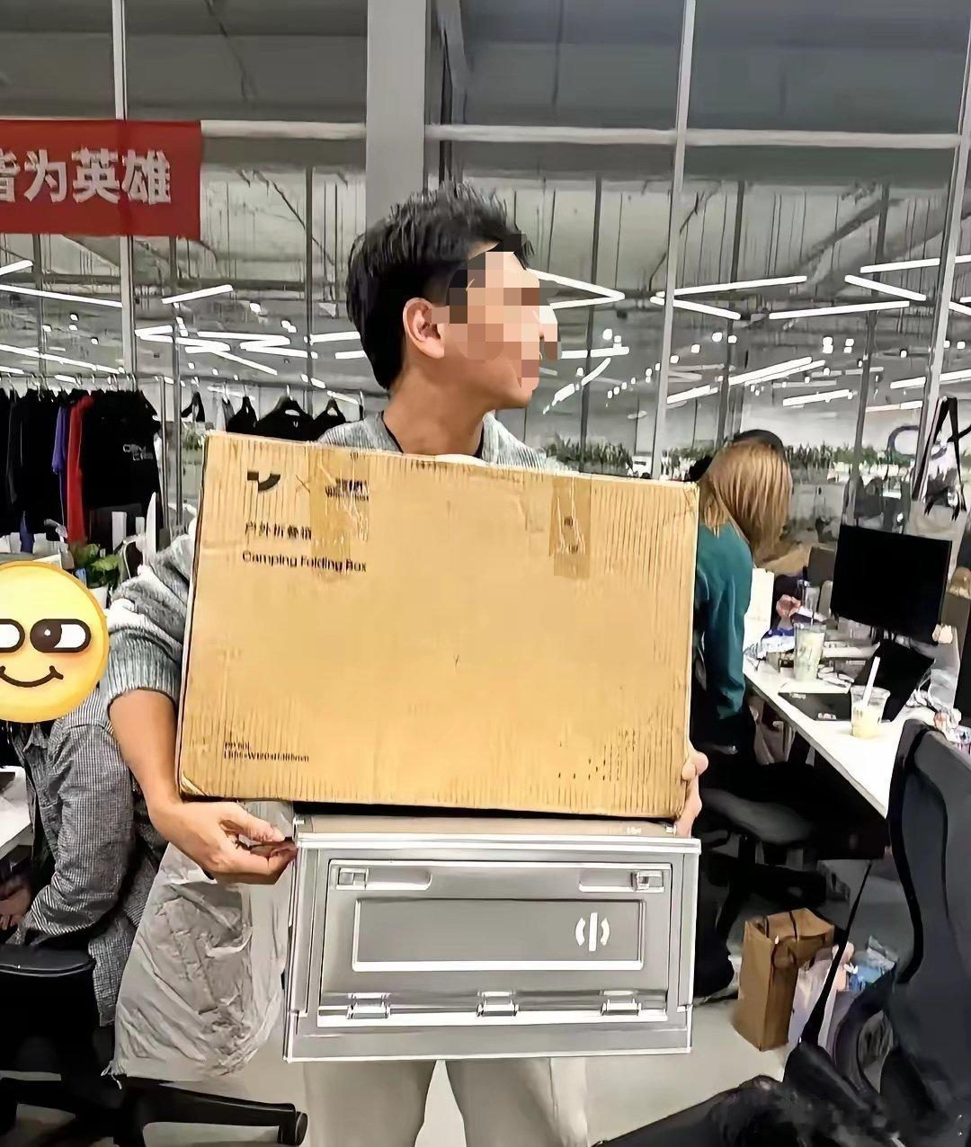 注意箱子上的logo，上极越，下高合， 下一站去哪儿？ 