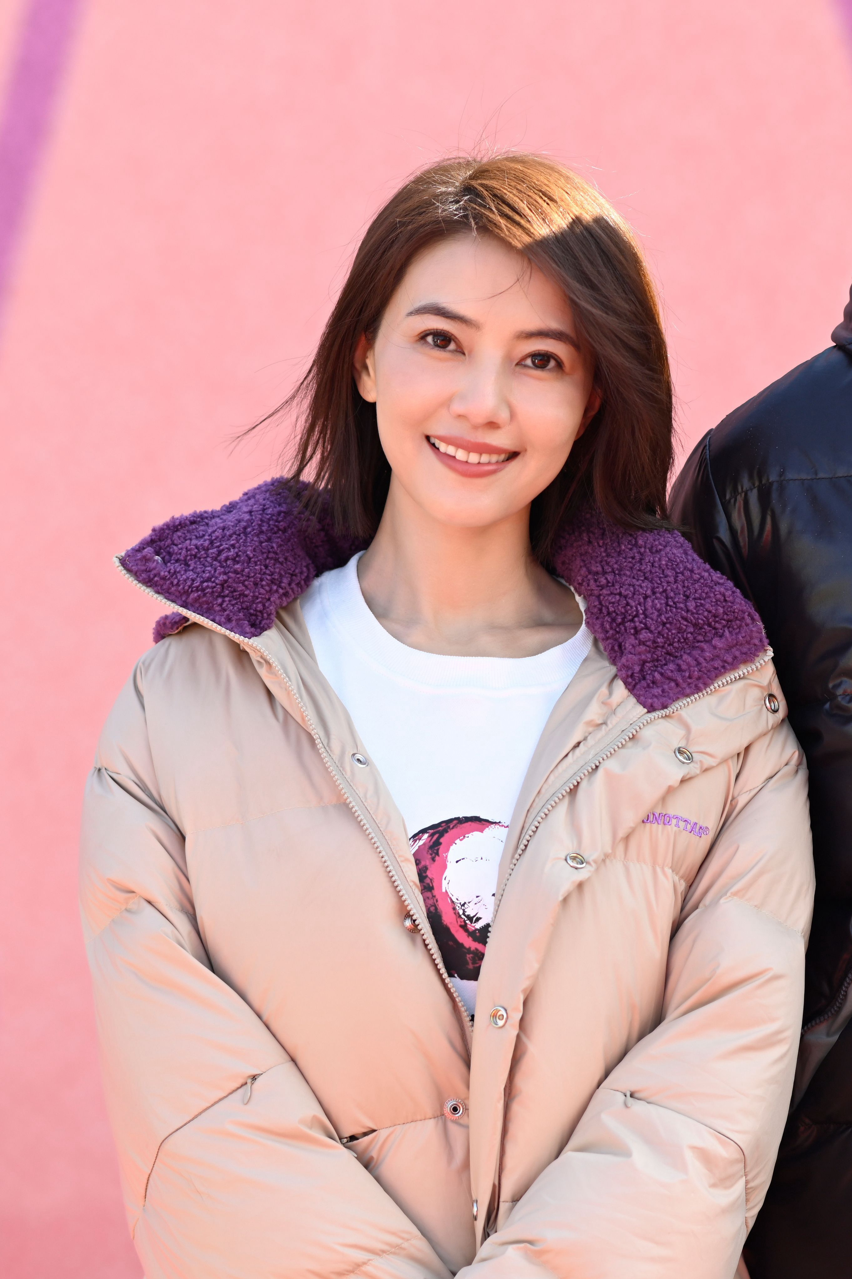高圆圆 状态松弛又有感染力。浅卡其色羽绒服搭配紫色毛绒翻领，简约中透着冬日的温暖
