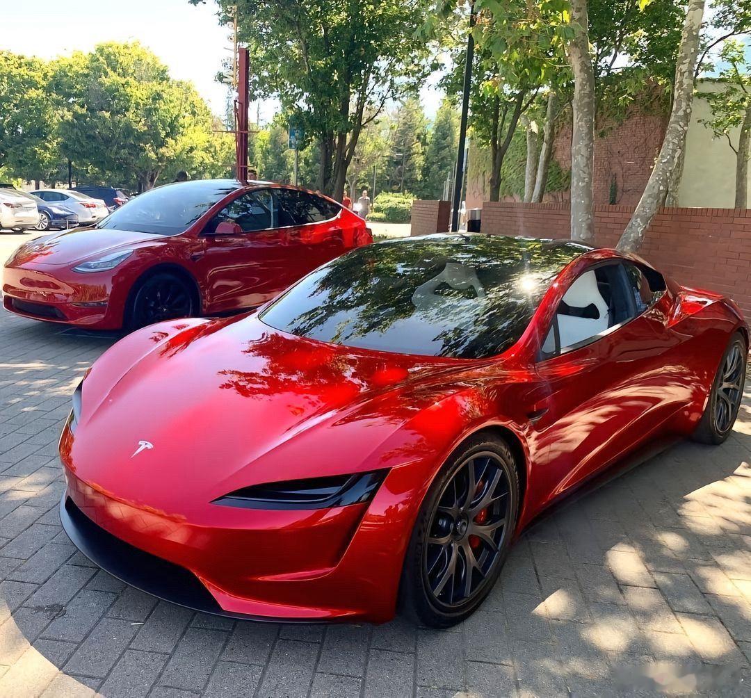 特斯拉超跑问世，Roadster 2将装配10个小型火箭推进器。零百加速时间不到