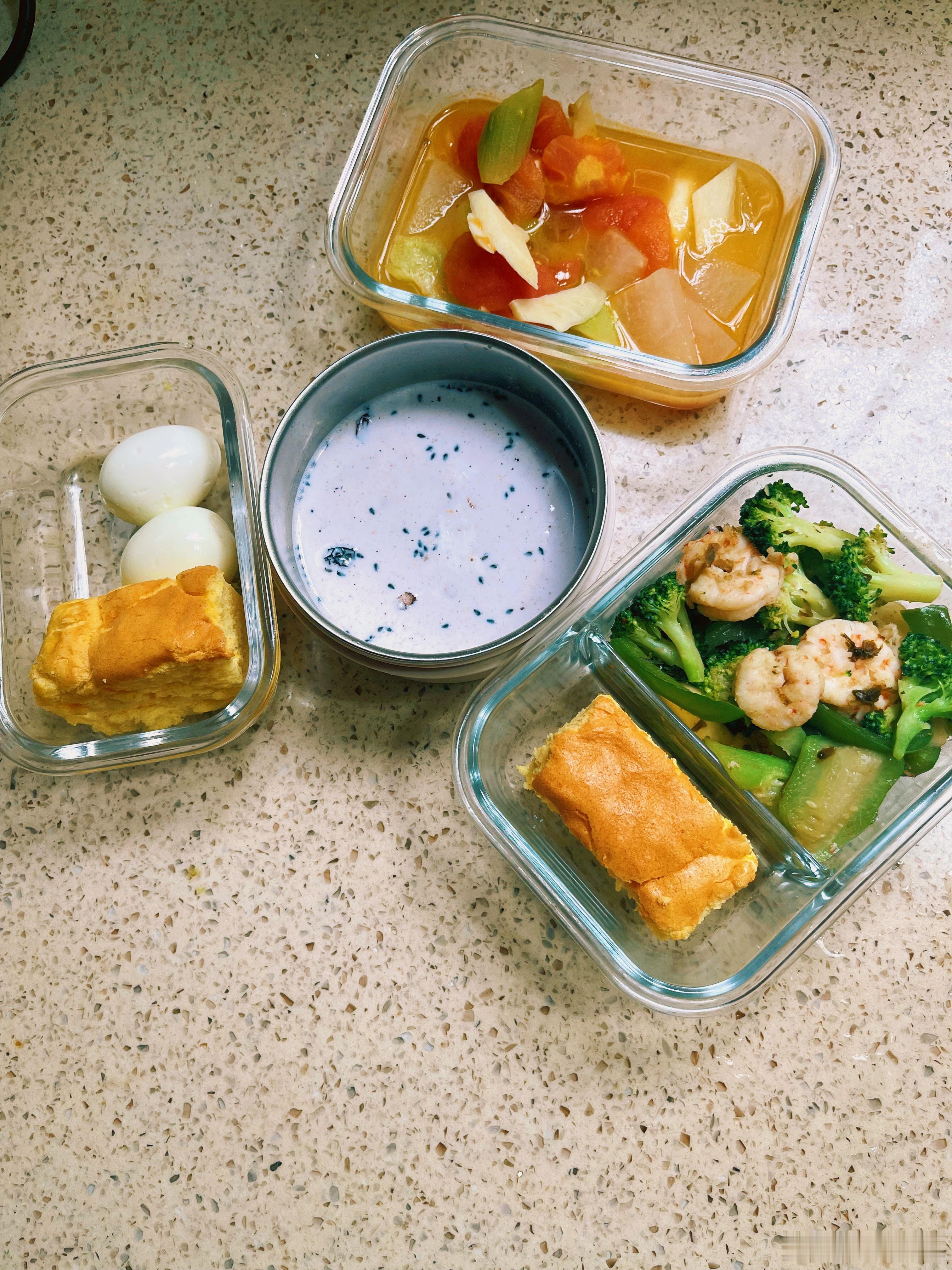 今天给拔了智齿的琳达准备的三顿早饭：牛奶麦片+白煮蛋中饭：丝瓜番茄蔬菜汤+蛋糕晚