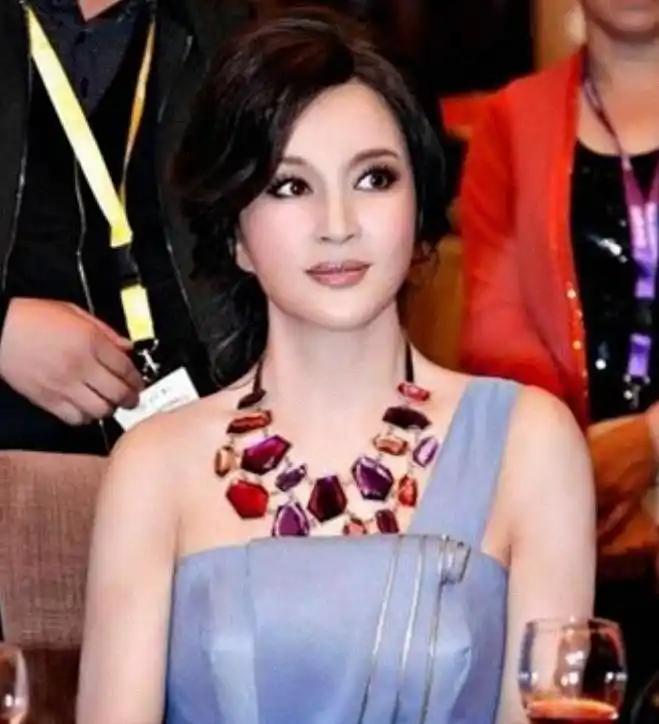 近日，主持人问刘晓庆：“你最欣赏男人身上哪一点啊？”刘晓庆随口答道：“男人嘛，只