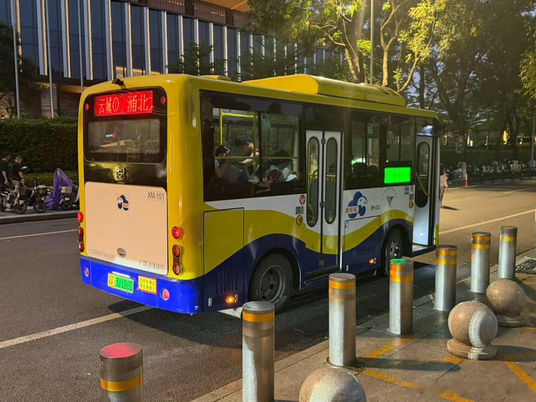 广州为什么有这么可爱的公交车？？？每次都想坐，每次都没时间，我就好奇这车坐着什么