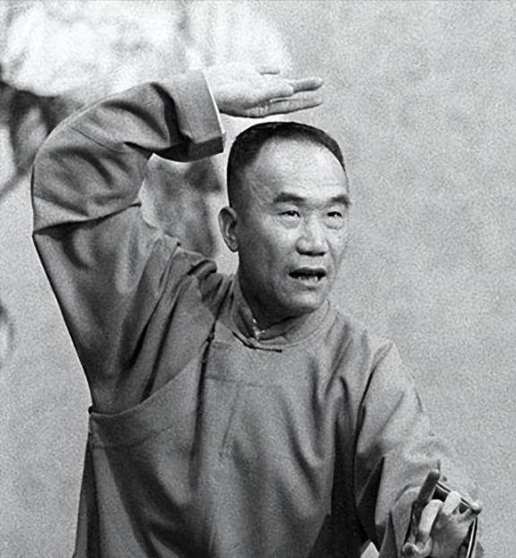 1950年，随着一夫一妻制的颁布，侯宝林召开家庭会议 ，看着泪流满面的三个老婆，