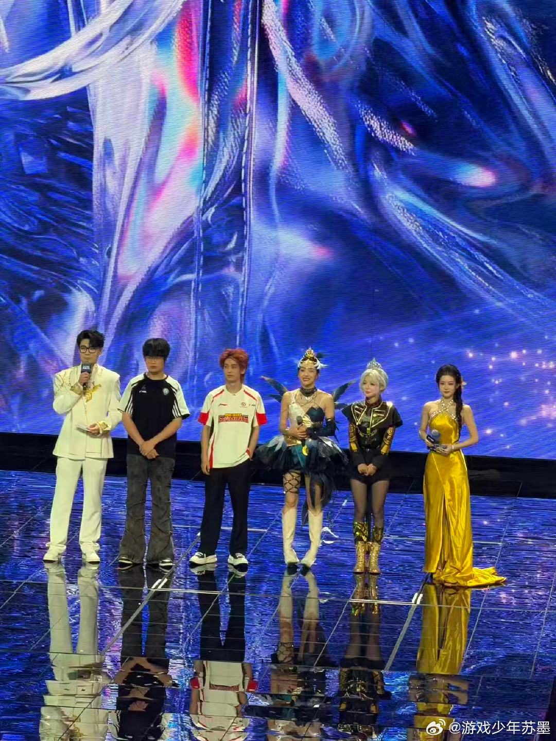 宋茜宋不了抱茜队吃鸡刺激之夜明星枪神表演赛 刺激之夜表演赛最大赢家诞生，宋不了抱
