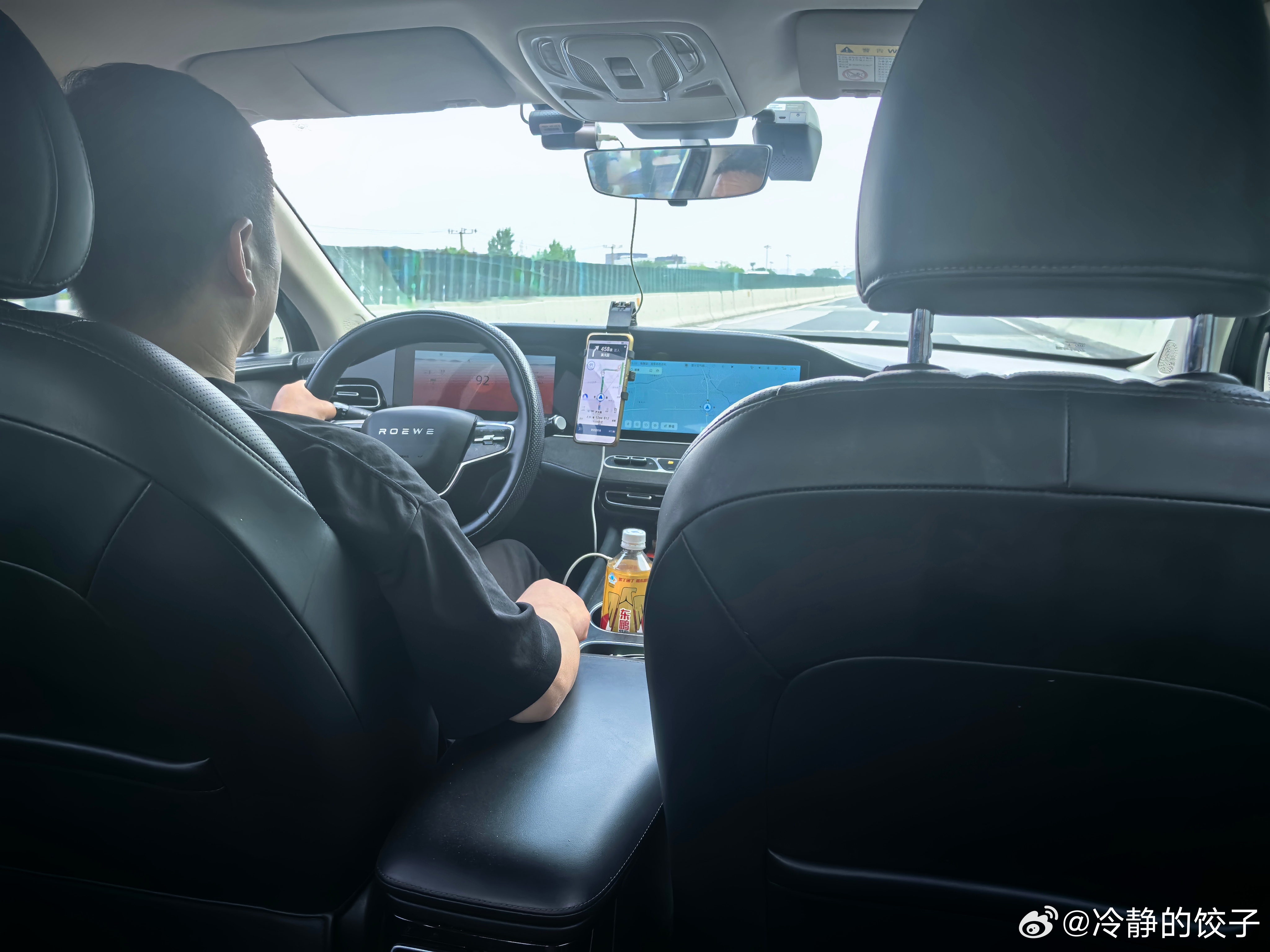 昨天打了个荣威D7网约车不知道多少万公里了后排座椅皮子都包浆了但是后排坐垫和靠背