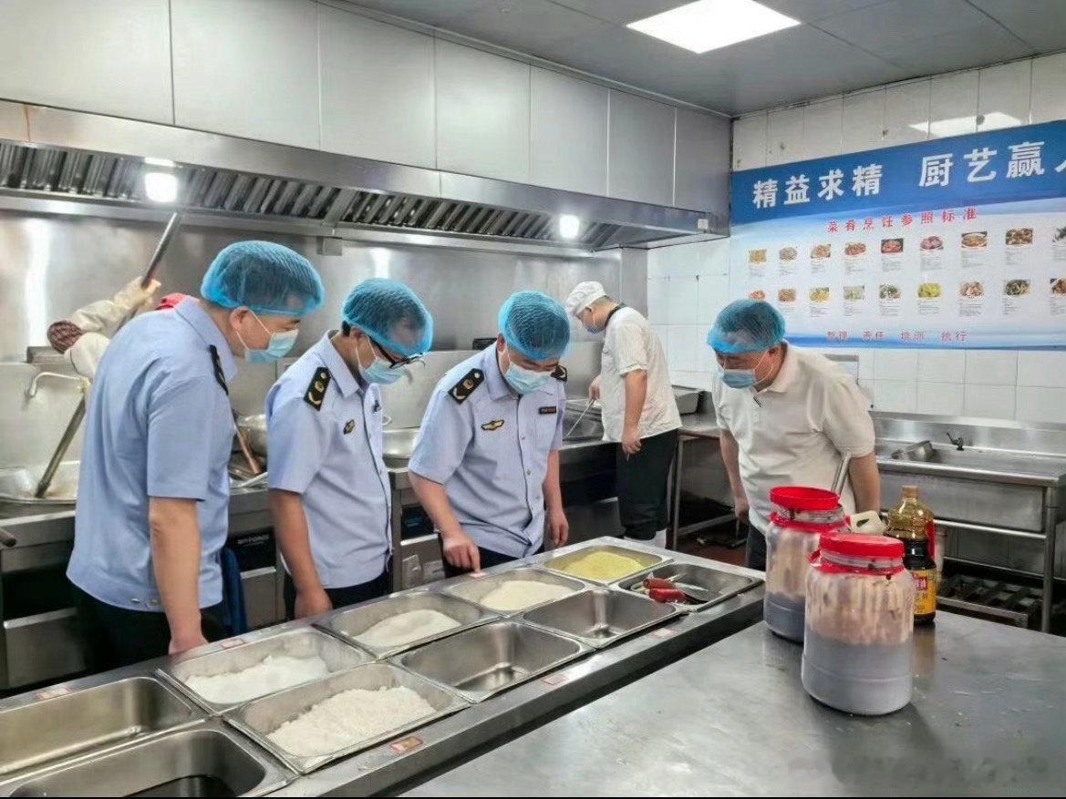 台州临海暖心护航高考临海多部门联动护航高考，全方位守护考生平安应考。 