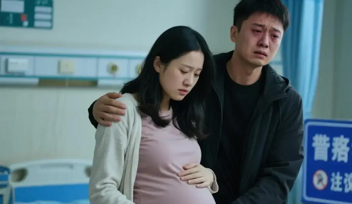 怀孕八个月那晚，军区家属楼突发大出血，丈夫秦仁俊闯三道哨卡抱着妻子冲进医院，表面