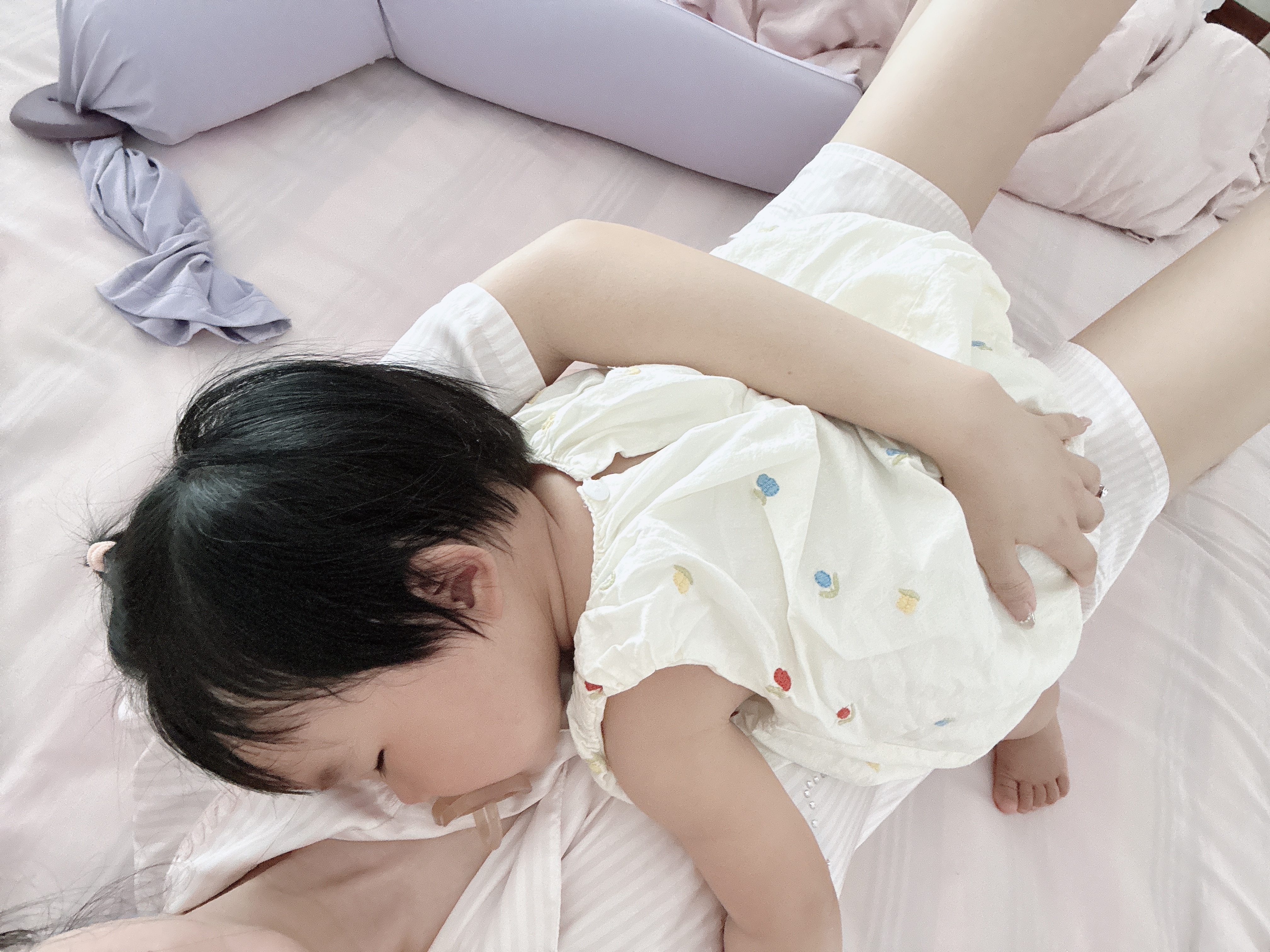 哄睡这个小不点实在是太困难了硬生生陪玩了2h才有点睡意抱在怀里摇了一大会才趴身上