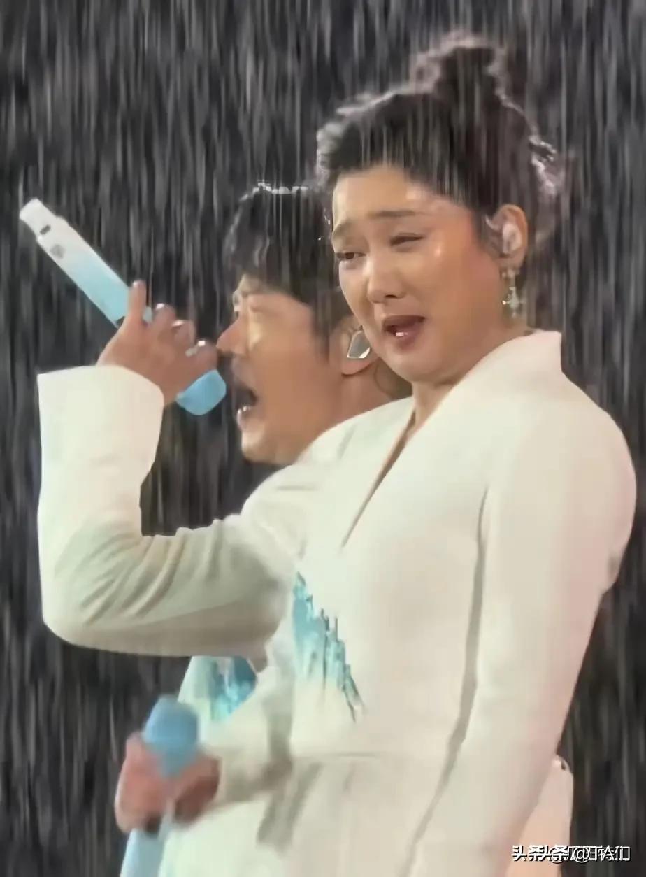 凤凰传奇厦门演唱会封神！淋雨蹦迪嗨爆全场，被淋的不止玲花曾毅，更要给这6位舞蹈演